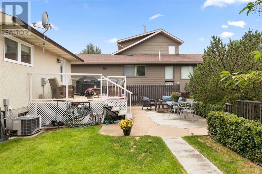 Single Family House 4 Level for Sale in  Sunflower Court SE Connaught Medicine Hat 