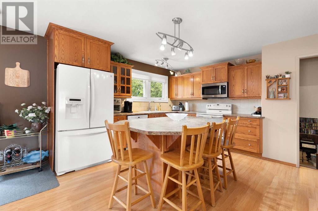 Single Family House 4 Level for Sale in  Sunflower Court SE Connaught Medicine Hat 