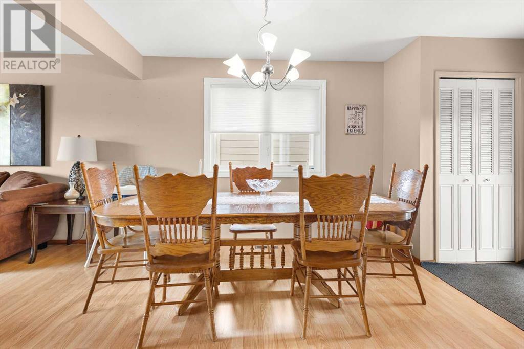 Single Family House 4 Level for Sale in  Sunflower Court SE Connaught Medicine Hat 