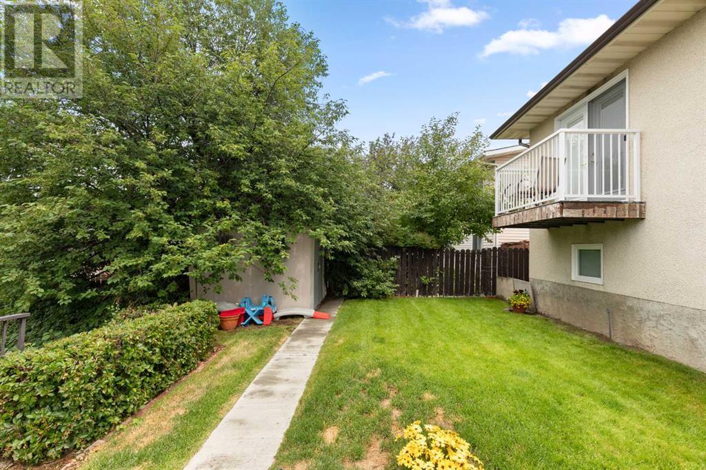 Single Family House 4 Level for Sale in  Sunflower Court SE Connaught Medicine Hat 