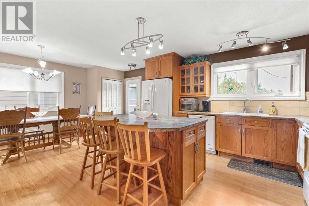 Single Family House 4 Level for Sale in  Sunflower Court SE Connaught Medicine Hat 
