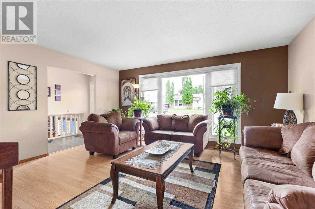 Single Family House 4 Level for Sale in  Sunflower Court SE Connaught Medicine Hat 