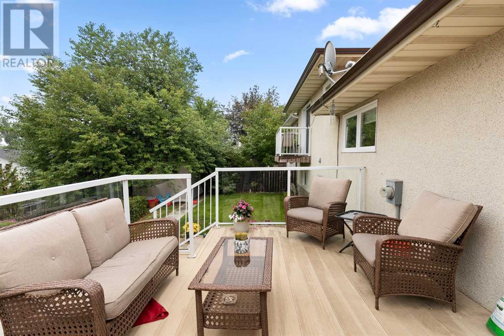 Single Family House 4 Level for Sale in  Sunflower Court SE Connaught Medicine Hat 