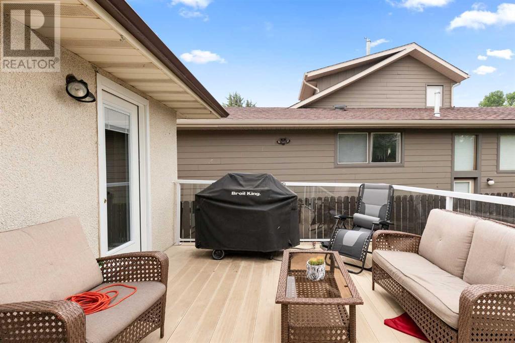 Single Family House 4 Level for Sale in  Sunflower Court SE Connaught Medicine Hat 