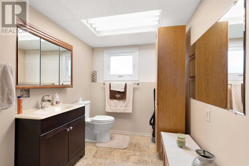 Single Family House 4 Level for Sale in  Sunflower Court SE Connaught Medicine Hat 