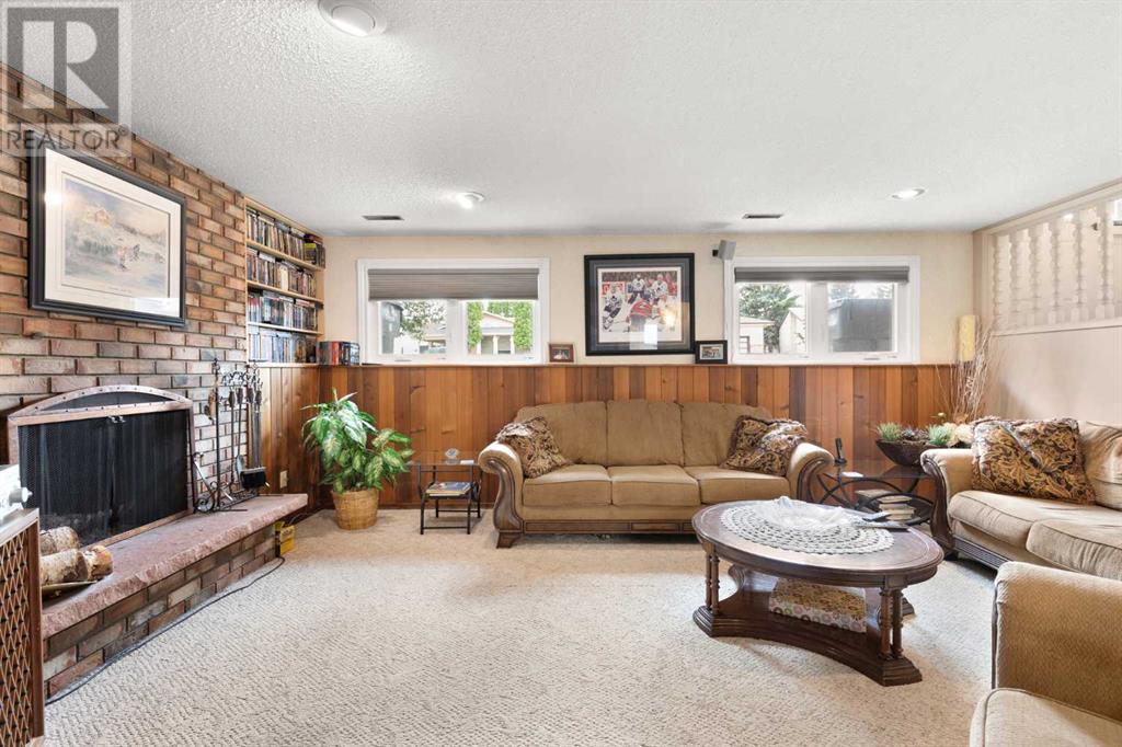 Single Family House 4 Level for Sale in  Sunflower Court SE Connaught Medicine Hat 