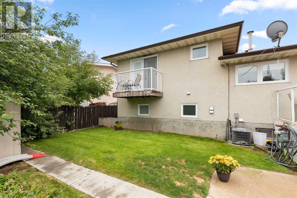 Single Family House 4 Level for Sale in  Sunflower Court SE Connaught Medicine Hat 