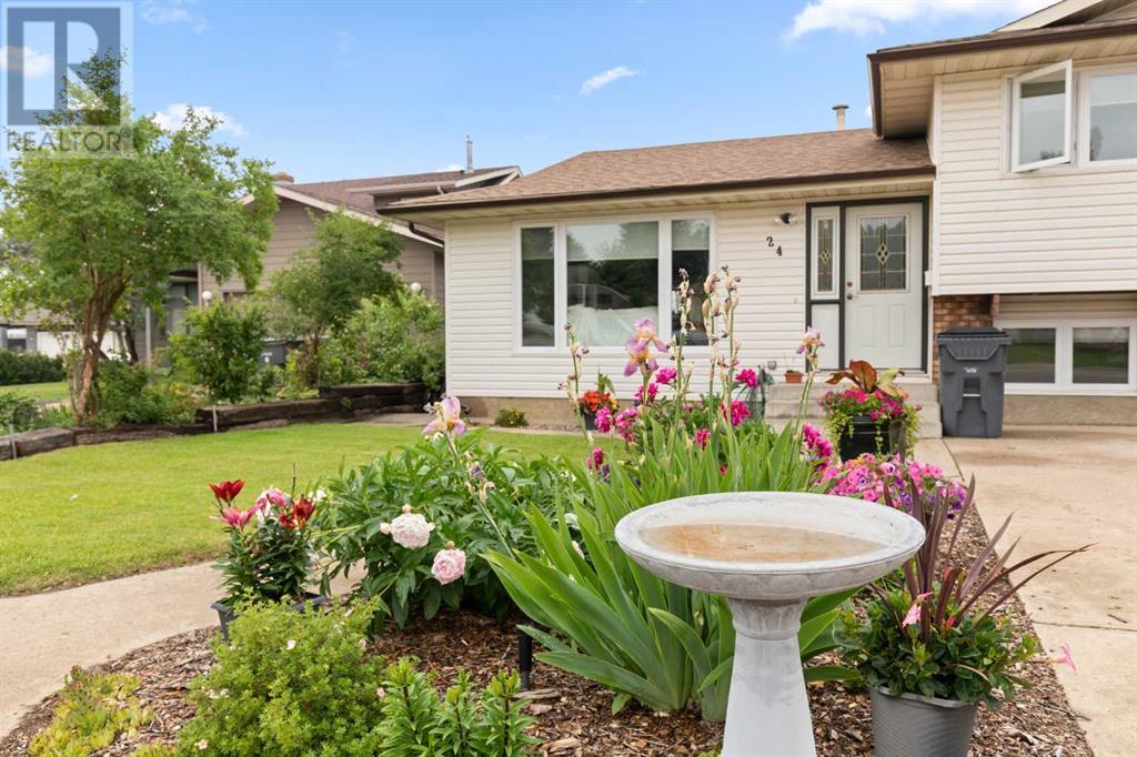 Single Family House 4 Level for Sale in  Sunflower Court SE Connaught Medicine Hat 