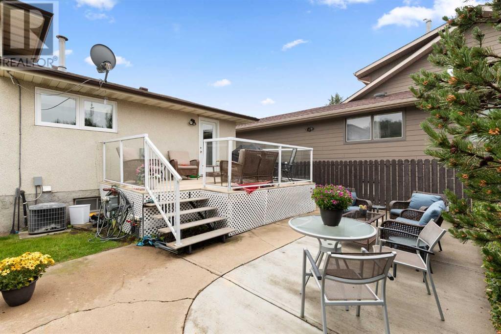 Single Family House 4 Level for Sale in  Sunflower Court SE Connaught Medicine Hat 