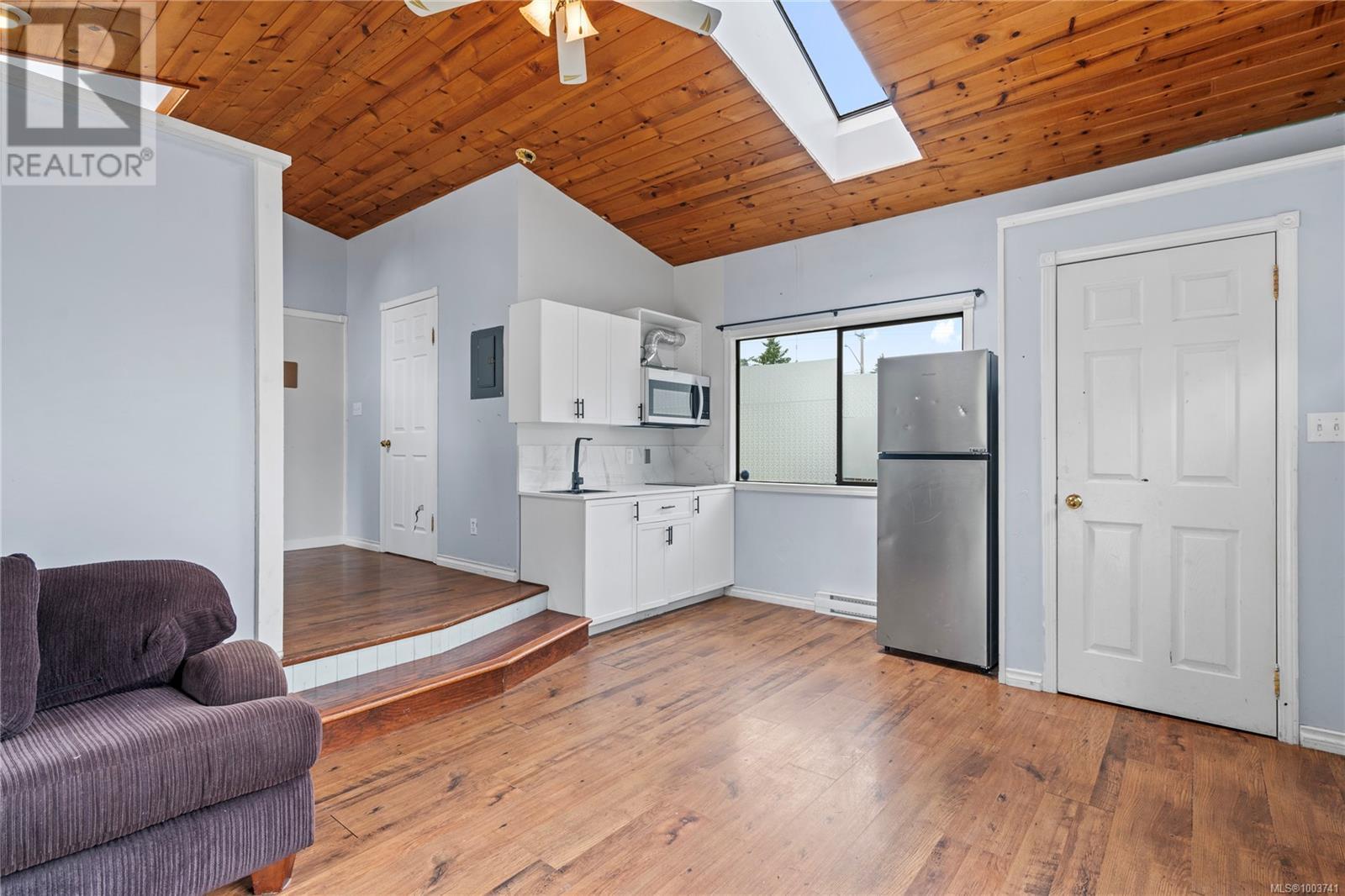 Photo 8 of 170 Stanford Ave E, Parksville BC