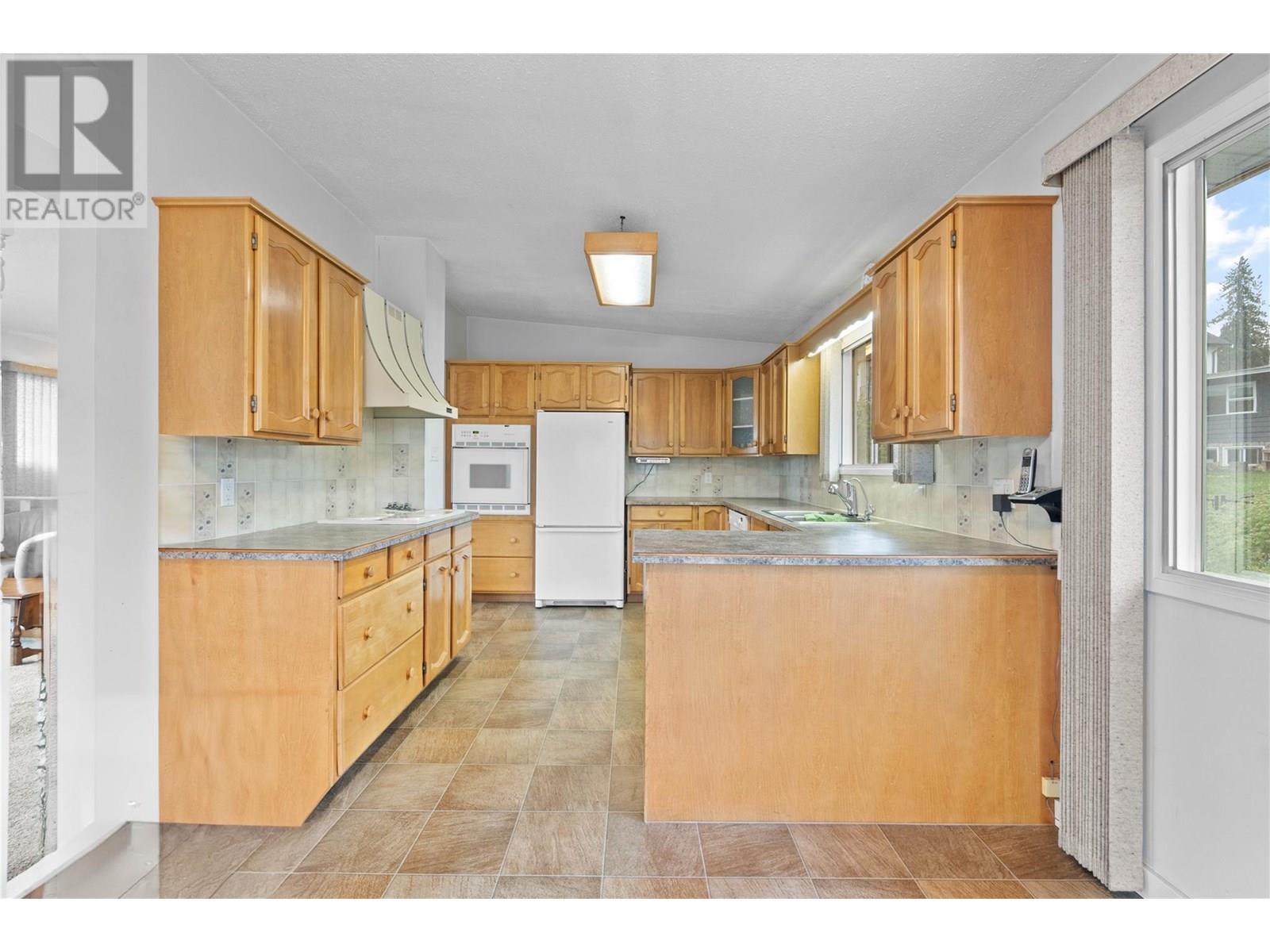Photo 5 of 1431 15 Street Se, Salmon Arm BC