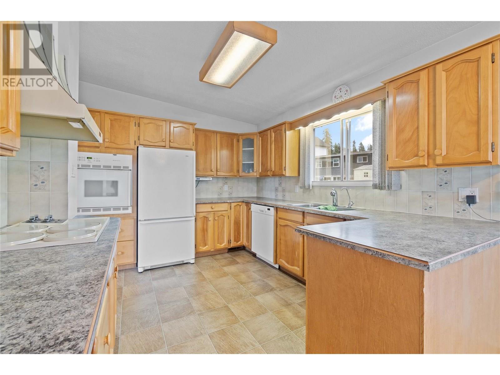 Photo 6 of 1431 15 Street Se, Salmon Arm BC