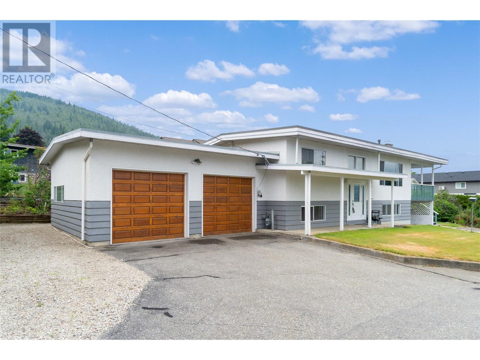 Photo 2 of 1431 15 Street Se, Salmon Arm BC