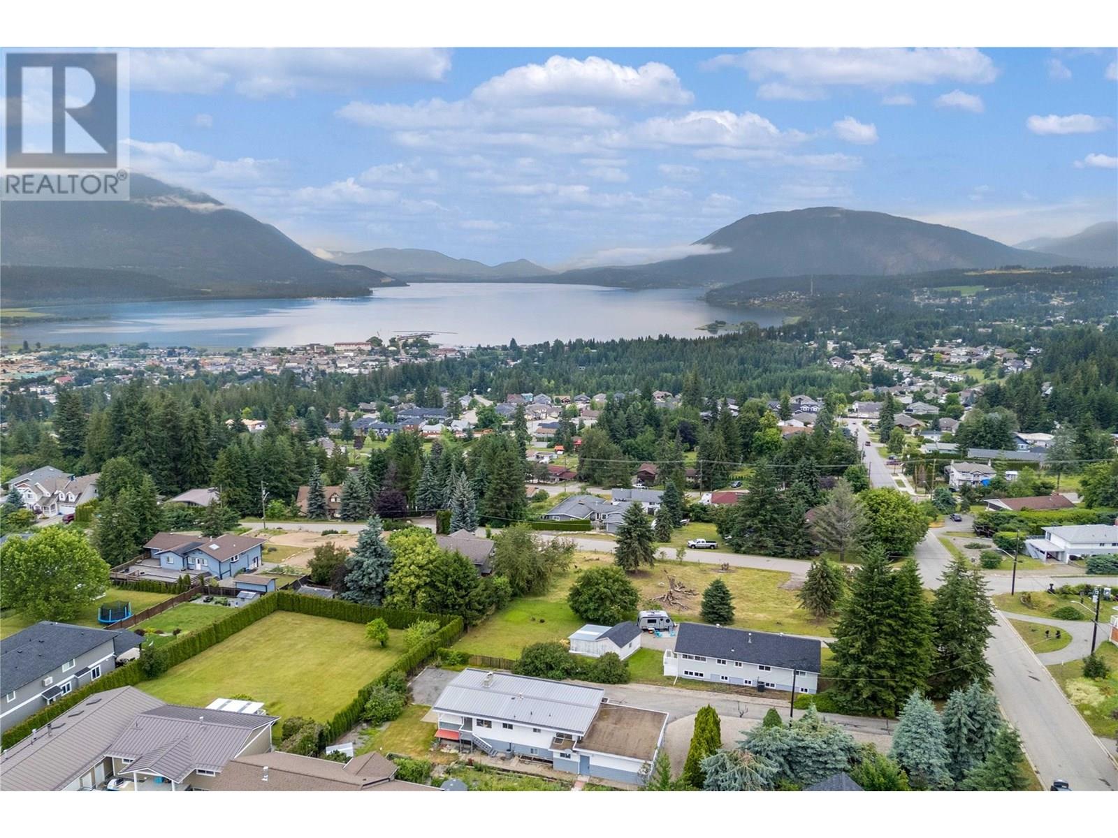 Photo 3 of 1431 15 Street Se, Salmon Arm BC