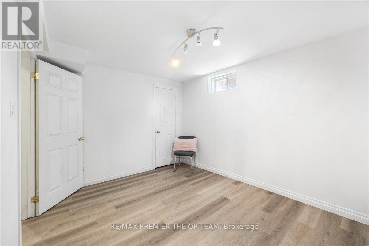 Single Family House Raised bungalow for Sale in  SHERWOOD COURT Barrie (Northwest) 