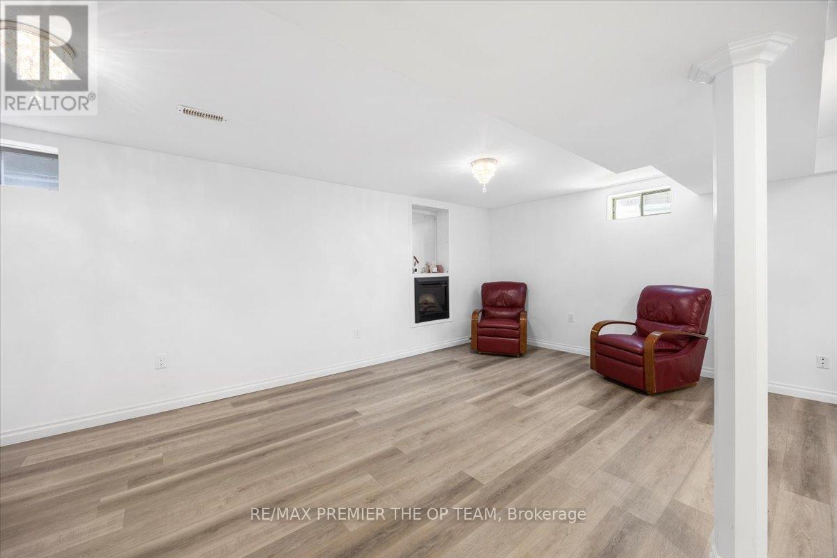 Single Family House Raised bungalow for Sale in  SHERWOOD COURT Barrie (Northwest) 