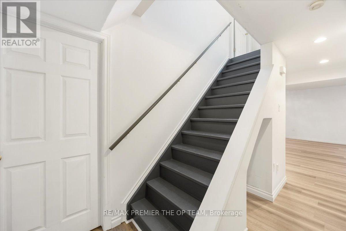 Single Family House Raised bungalow for Sale in  SHERWOOD COURT Barrie (Northwest) 
