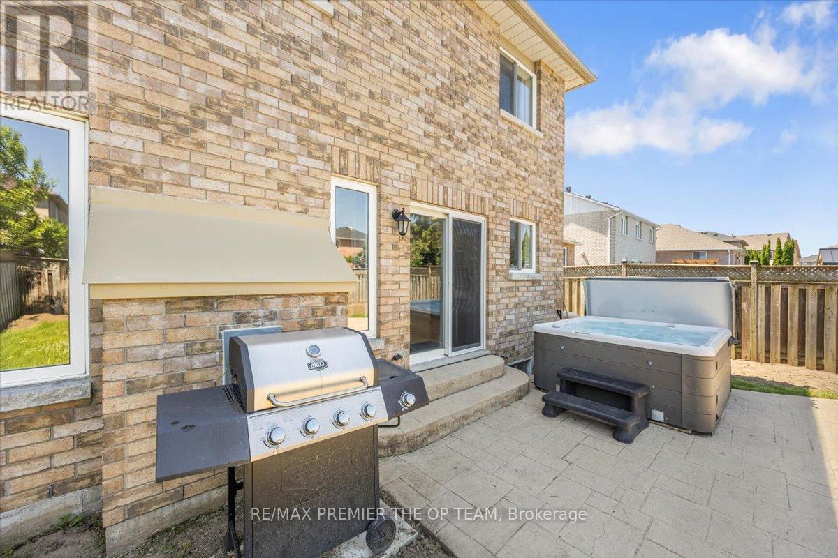 Single Family House Raised bungalow for Sale in  SHERWOOD COURT Barrie (Northwest) 