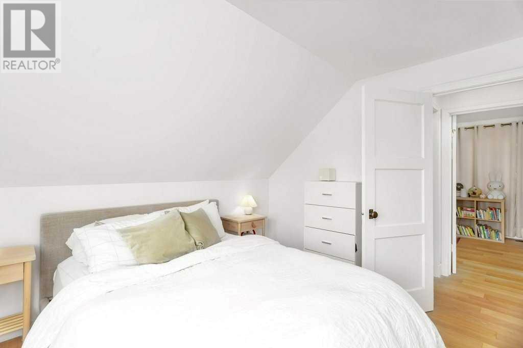 Single Family House for Sale in   Avenue Mountview Red Deer 