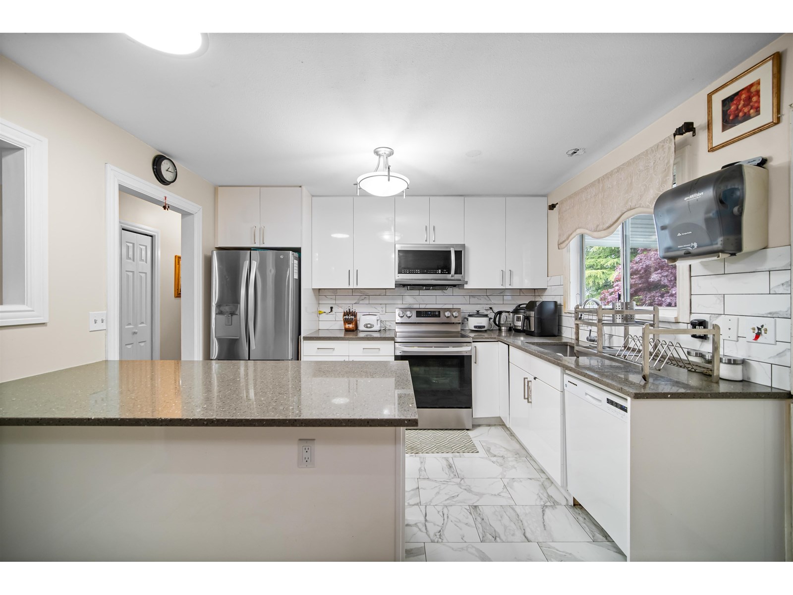 Photo 4 of 9364 152nd Street Street, Surrey BC