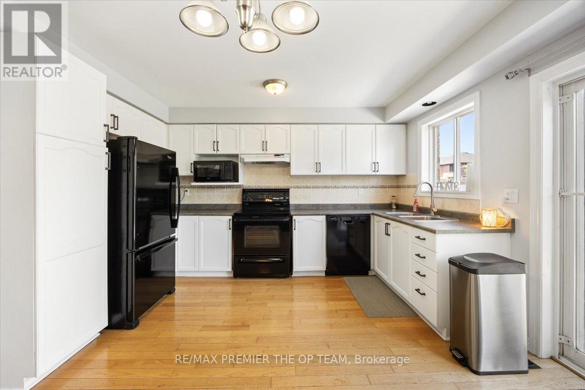 Single Family House Raised bungalow for Sale in  SHERWOOD COURT Barrie (Northwest) 