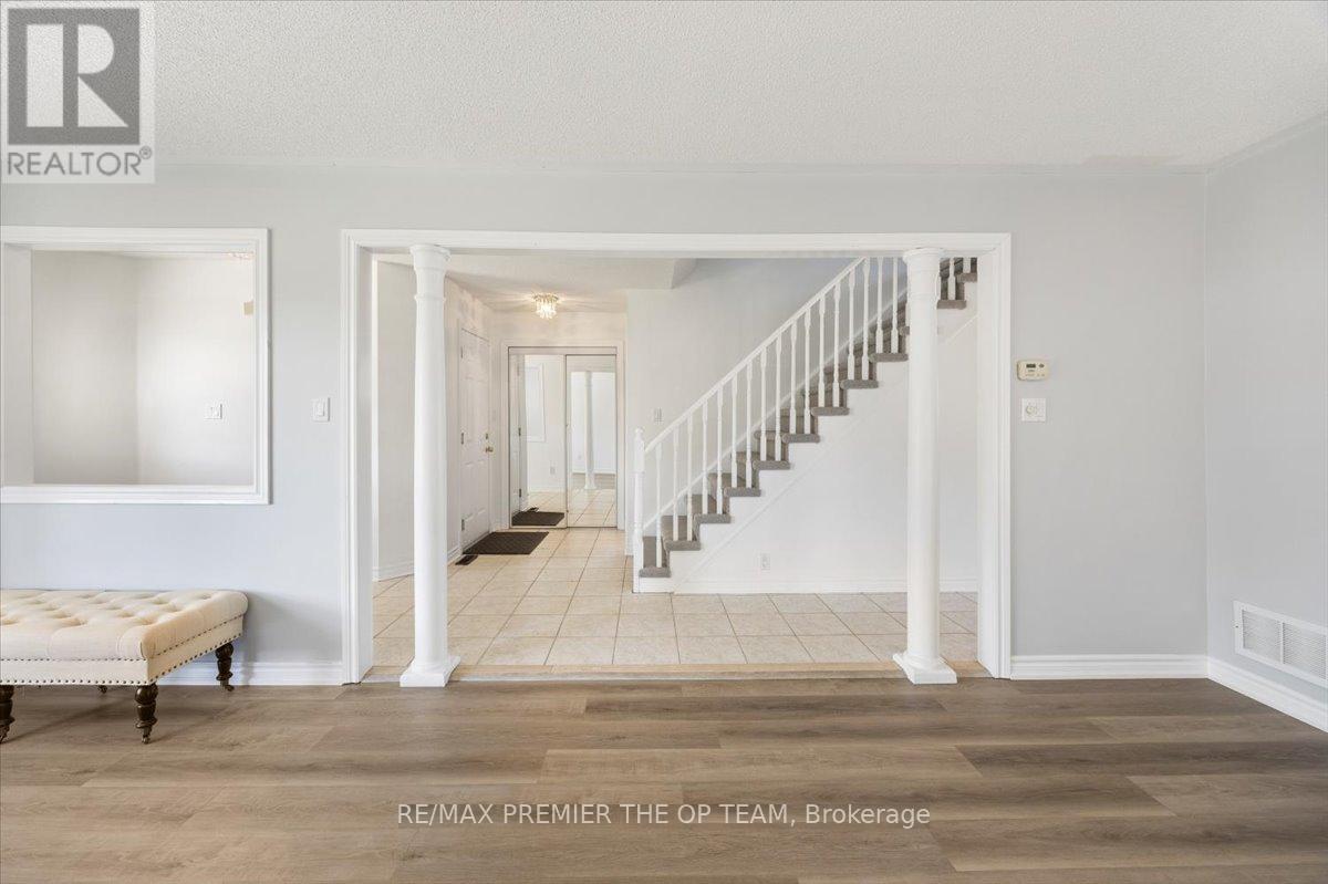 Single Family House Raised bungalow for Sale in  SHERWOOD COURT Barrie (Northwest) 