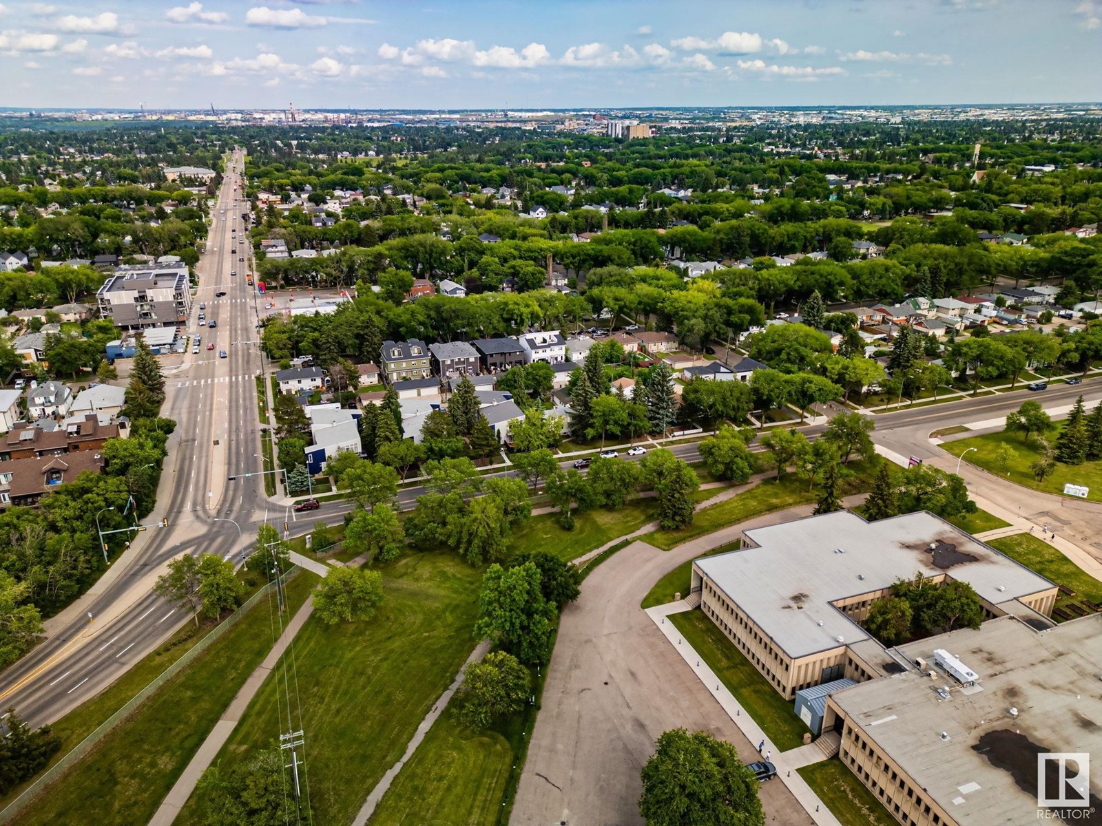 Photo 12 of 10521 84 St Nw, Edmonton AB