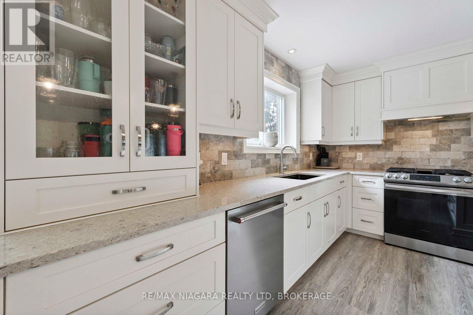 Photo 3 of 48 Michael Drive S, Port Colborne ON