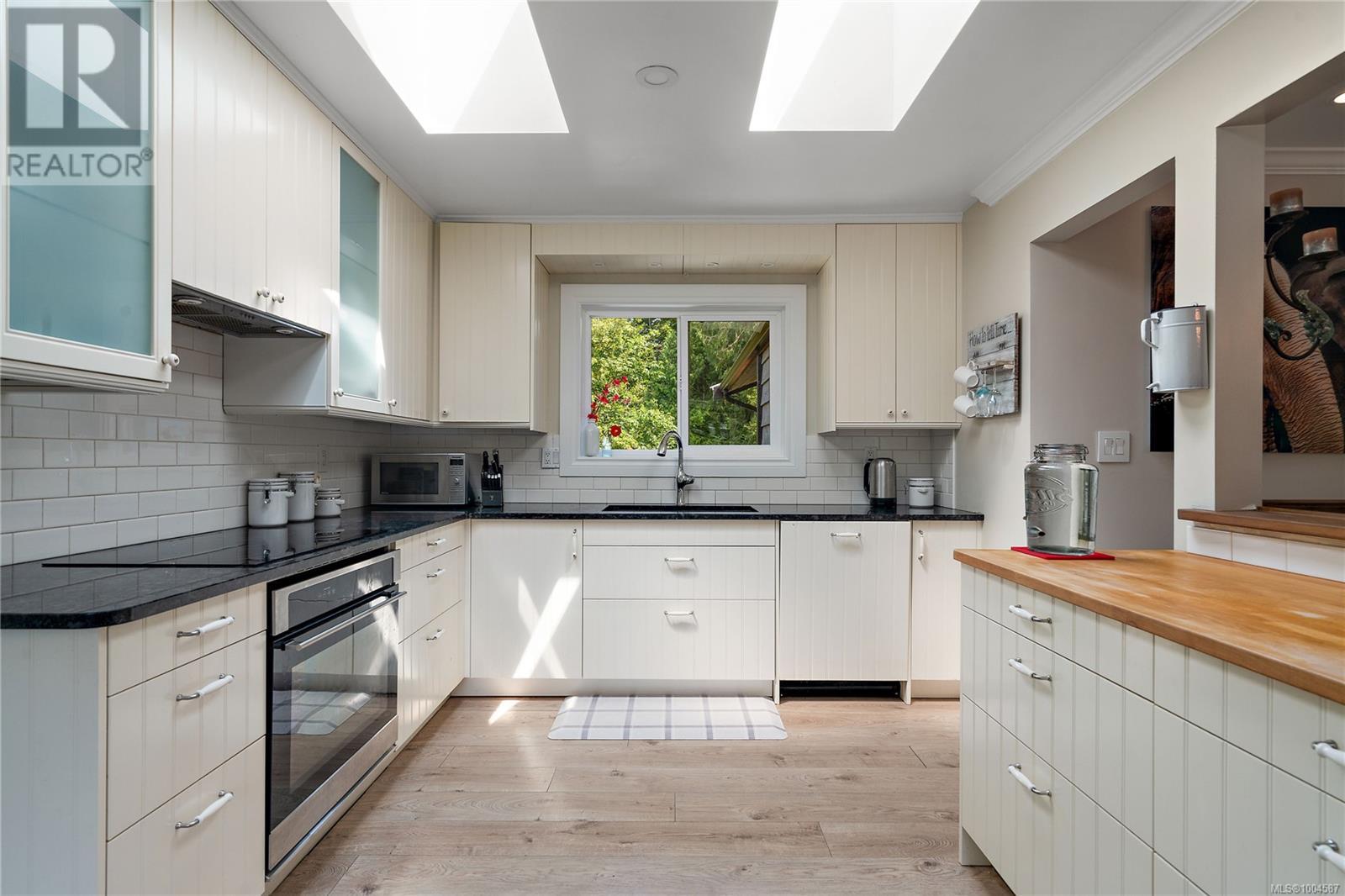 870 Woodcreek Dr, North Saanich