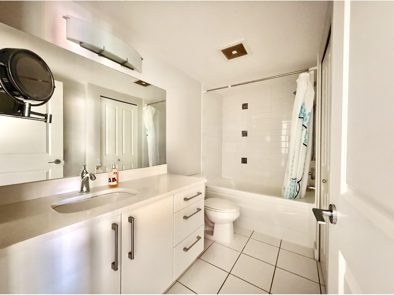 Photo 16 of 205 15745 Croydon Drive, Surrey BC