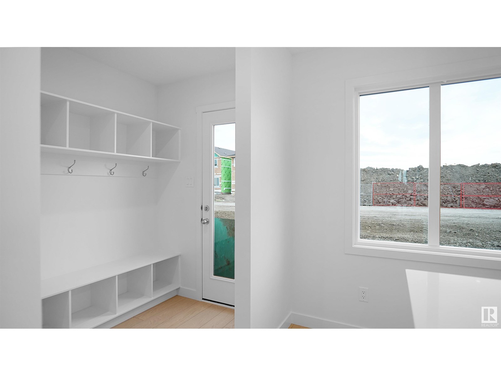 Photo 15 of 20915 16 Av Nw, Edmonton AB