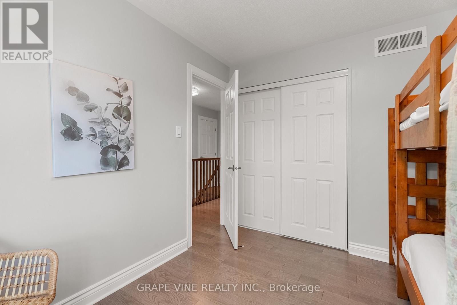 https://ddfcdn.realtor.ca/listing/TS638865662674600000/reb76/highres/1/x12248631_34.jpg