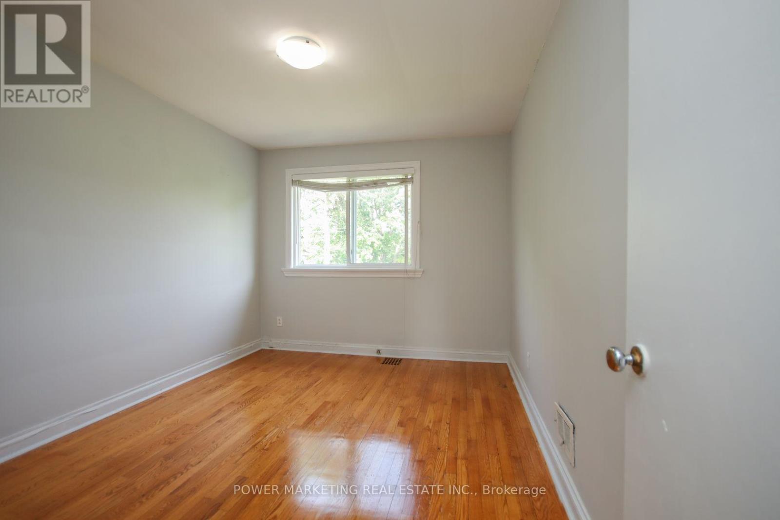 Photo 11 of 3 679 Roosevelt Avenue, Ottawa ON