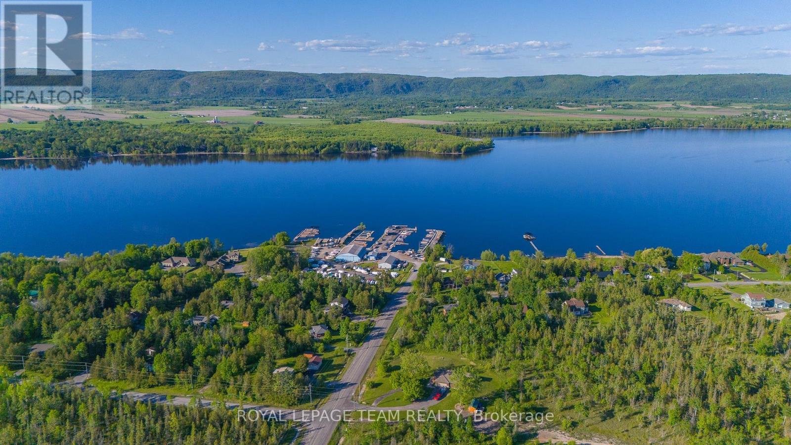 Just minutes to the Ottawa River & Marina