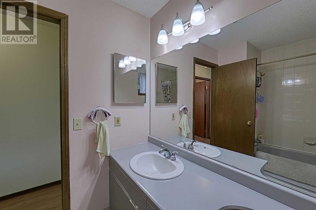 Single Family House 4 Level for Sale in  Bedfield Close NE Beddington Heights Calgary 