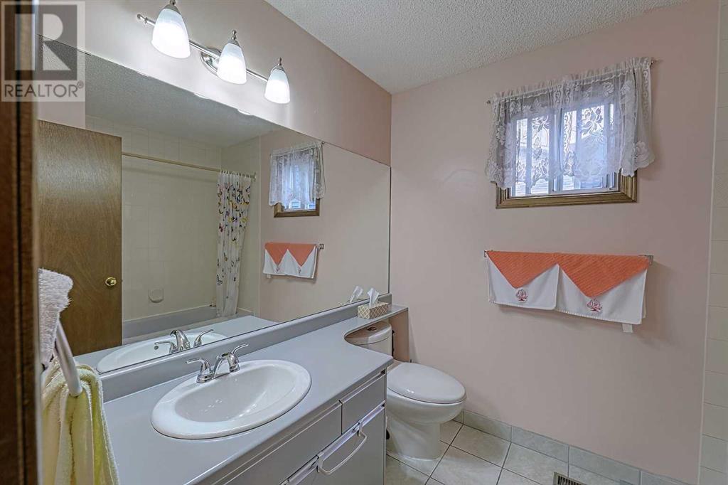 Single Family House 4 Level for Sale in  Bedfield Close NE Beddington Heights Calgary 