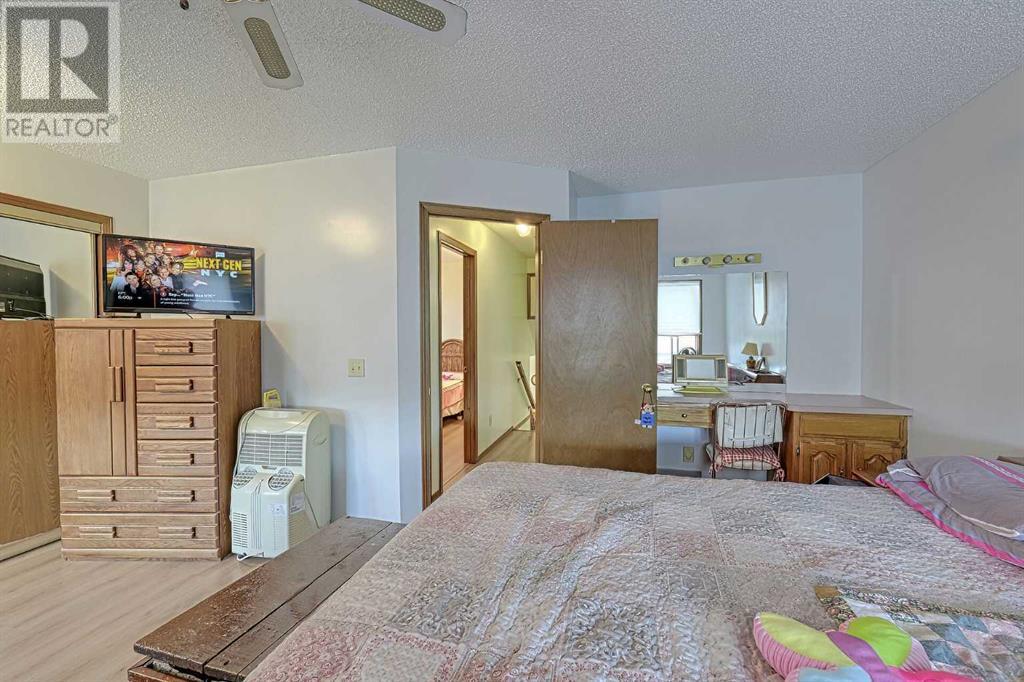 Single Family House 4 Level for Sale in  Bedfield Close NE Beddington Heights Calgary 
