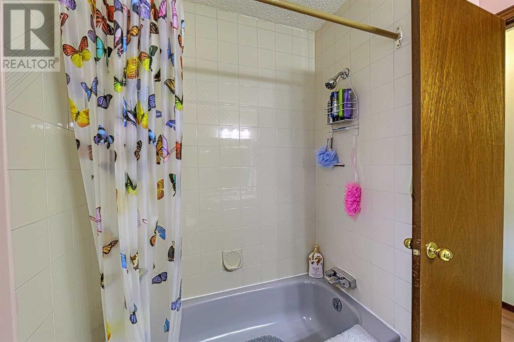 Single Family House 4 Level for Sale in  Bedfield Close NE Beddington Heights Calgary 