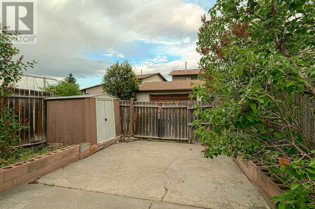 Single Family House 4 Level for Sale in  Bedfield Close NE Beddington Heights Calgary 