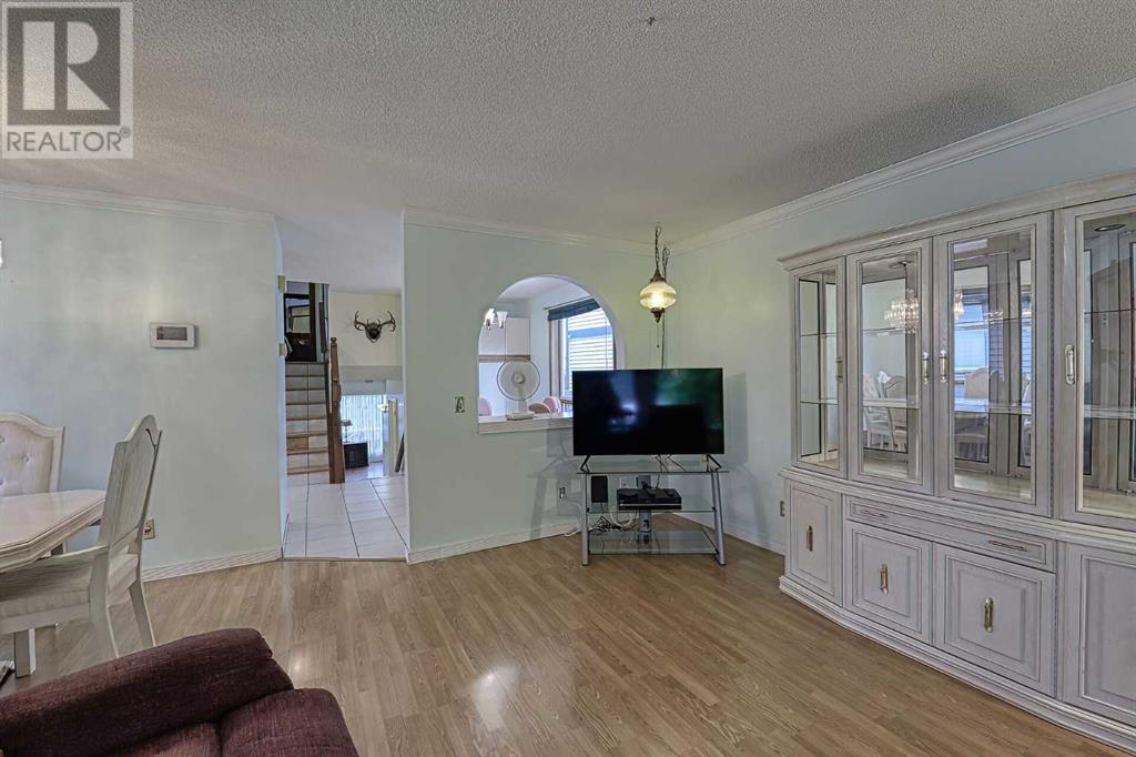 Single Family House 4 Level for Sale in  Bedfield Close NE Beddington Heights Calgary 