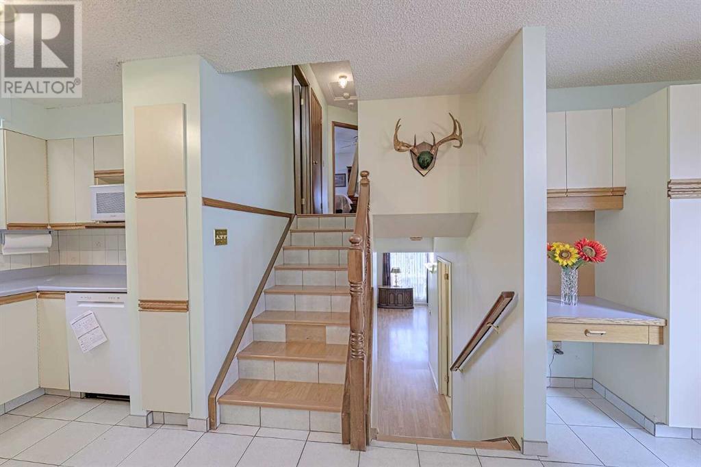 Single Family House 4 Level for Sale in  Bedfield Close NE Beddington Heights Calgary 