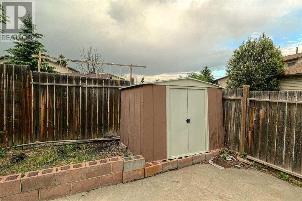Single Family House 4 Level for Sale in  Bedfield Close NE Beddington Heights Calgary 