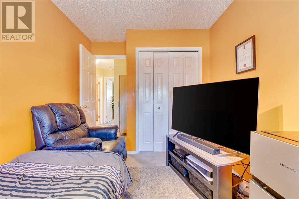 Single Family House 4 Level for Sale in  Shannon Avenue SW Shawnessy Calgary 