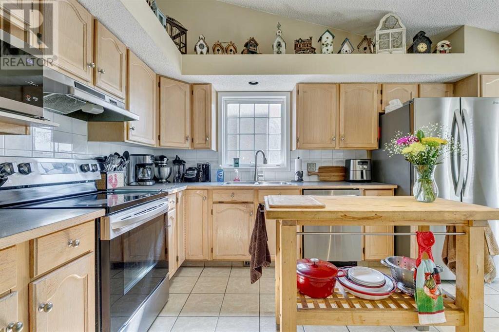 Single Family House 4 Level for Sale in  Shannon Avenue SW Shawnessy Calgary 