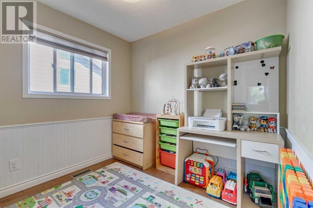 Single Family House 4 Level for Sale in  Shannon Avenue SW Shawnessy Calgary 