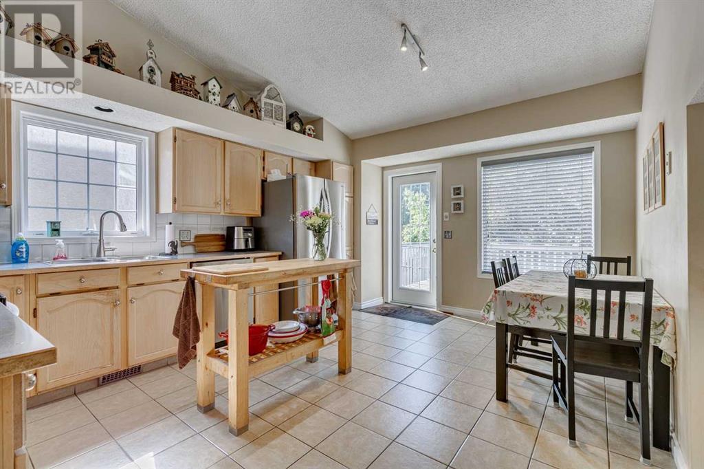 Single Family House 4 Level for Sale in  Shannon Avenue SW Shawnessy Calgary 