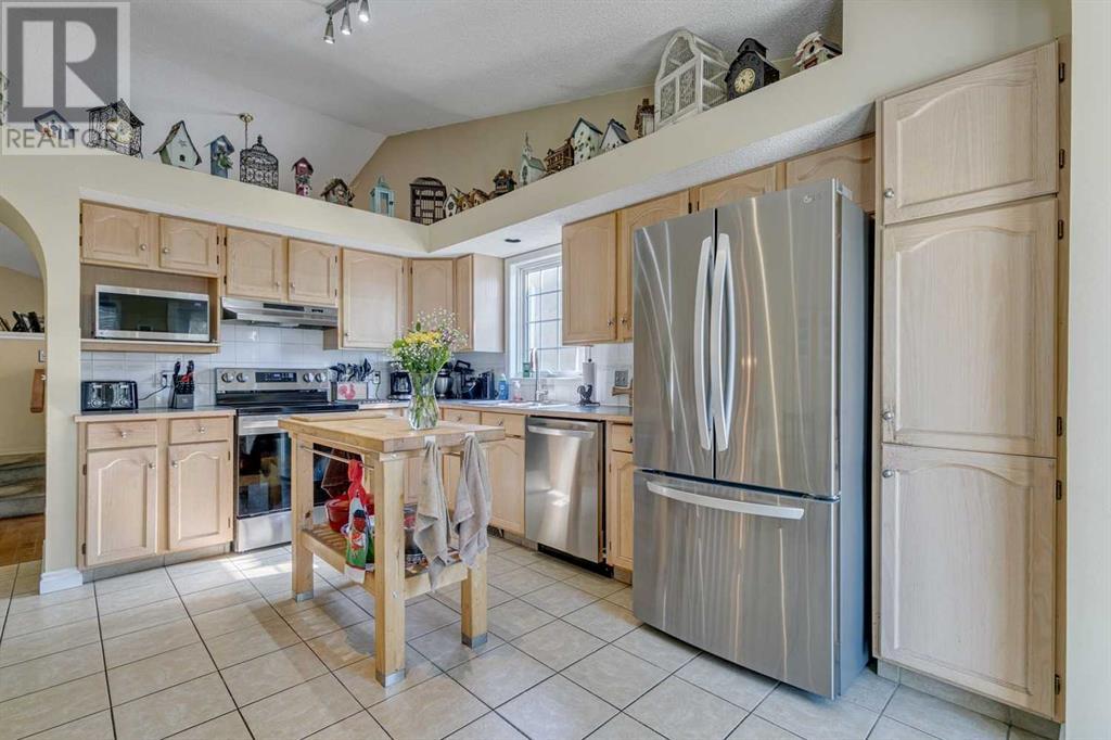 Single Family House 4 Level for Sale in  Shannon Avenue SW Shawnessy Calgary 
