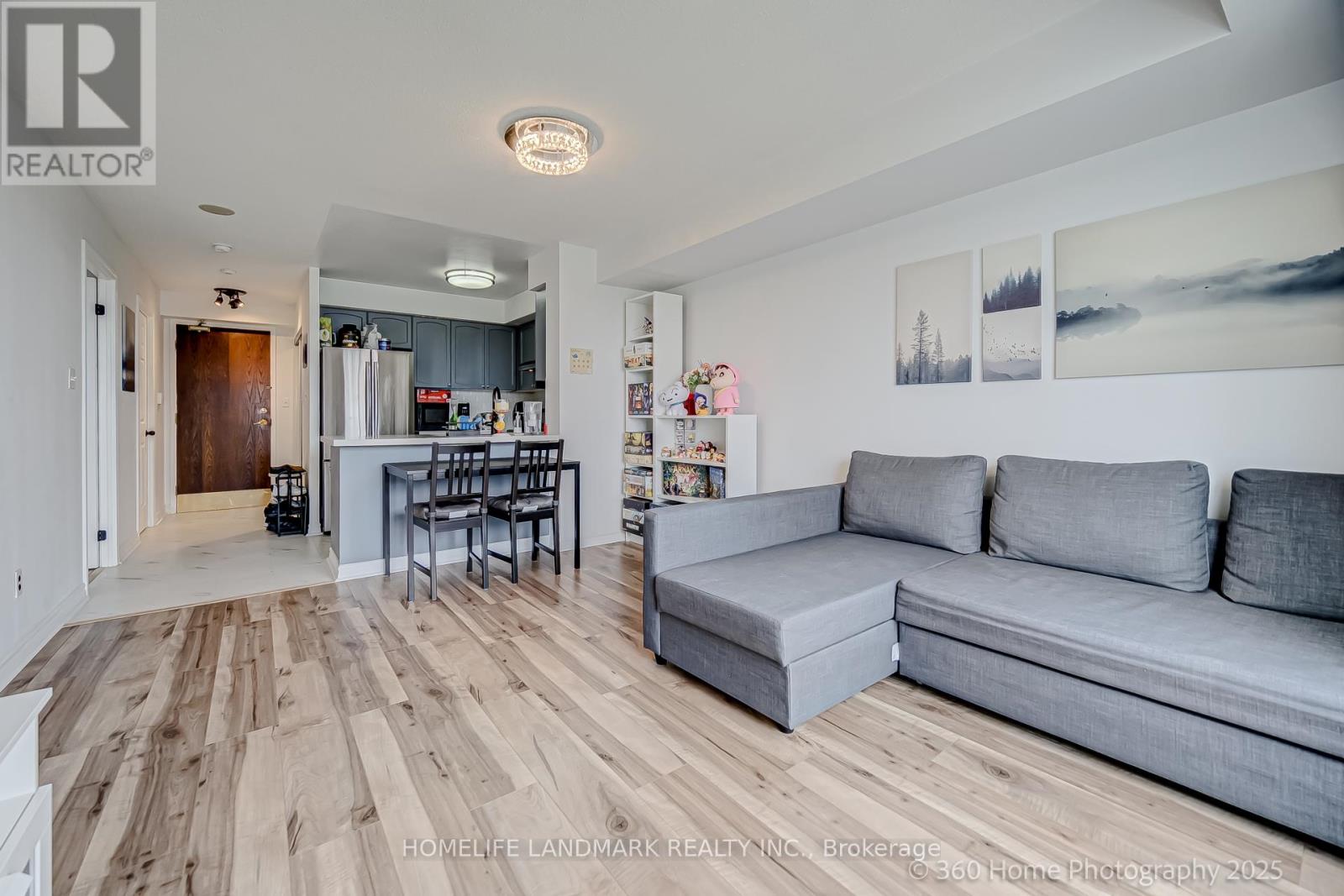 Photo 10 of 817 51 Baffin Court, Richmond Hill ON