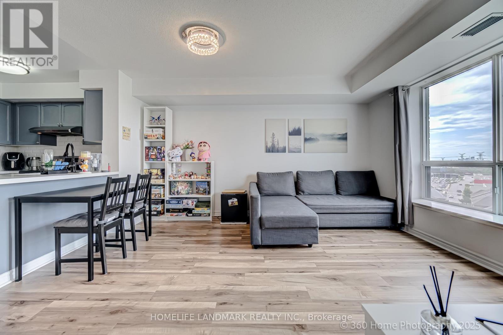 Photo 11 of 817 51 Baffin Court, Richmond Hill ON