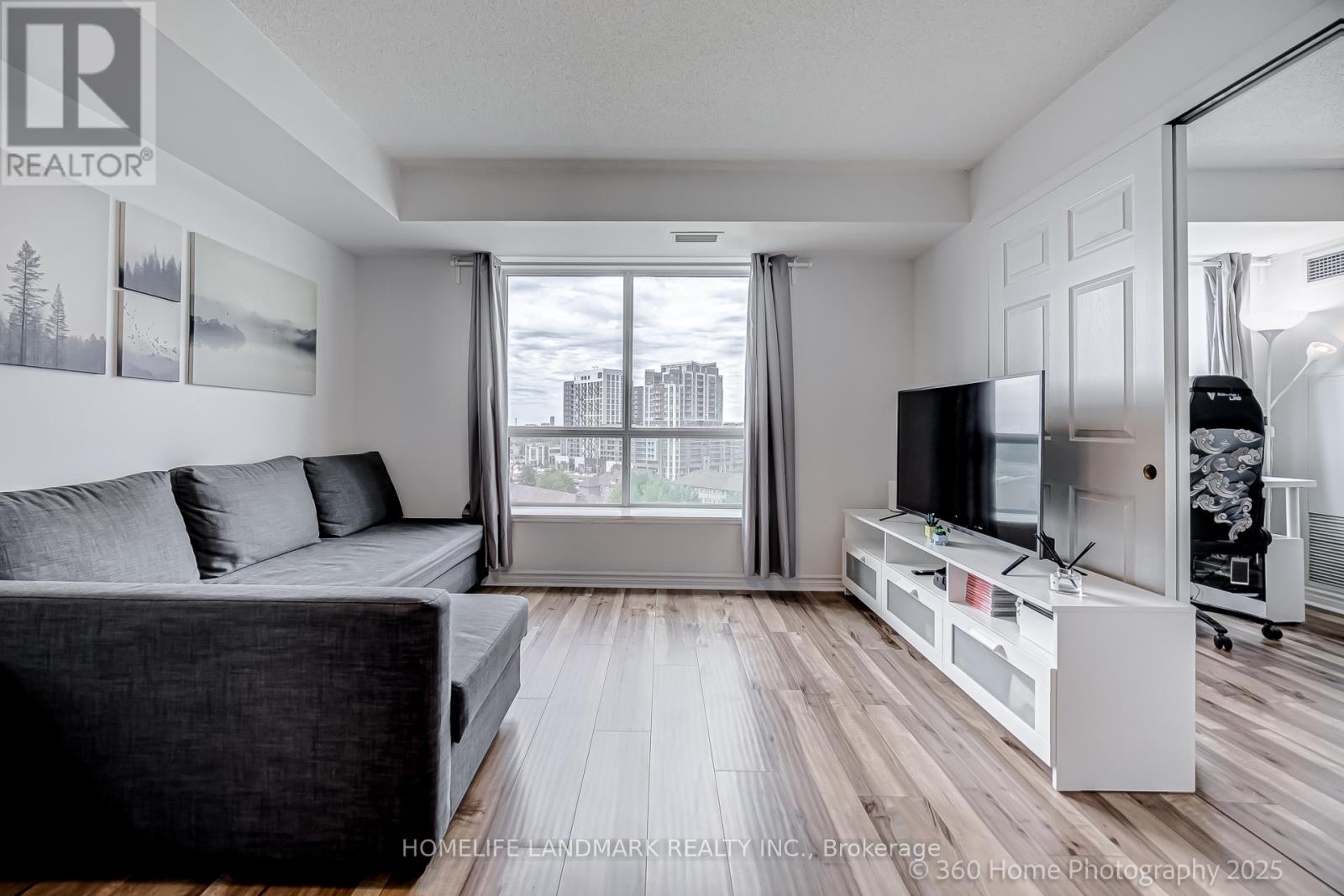 Photo 13 of 817 51 Baffin Court, Richmond Hill ON